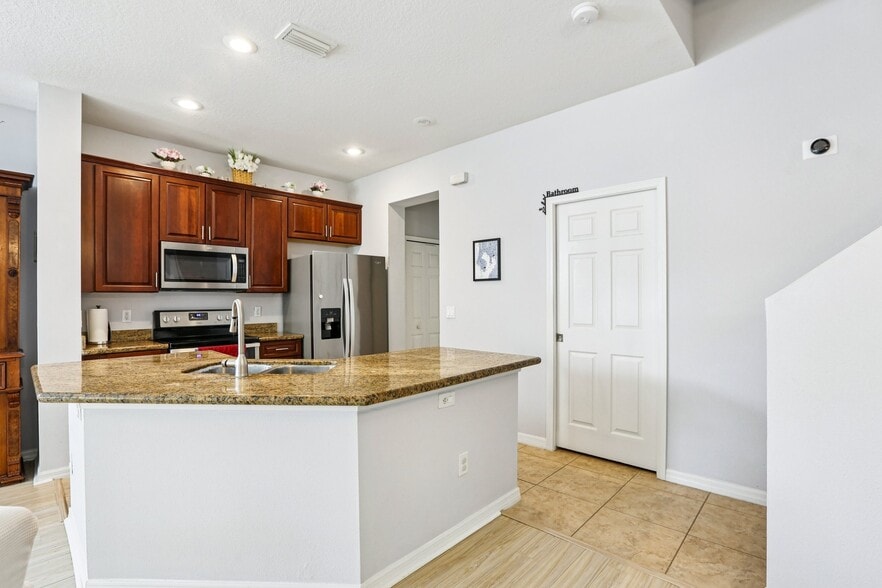 Kitchen / powder room entrance - 7435 Arlington Grove Cir