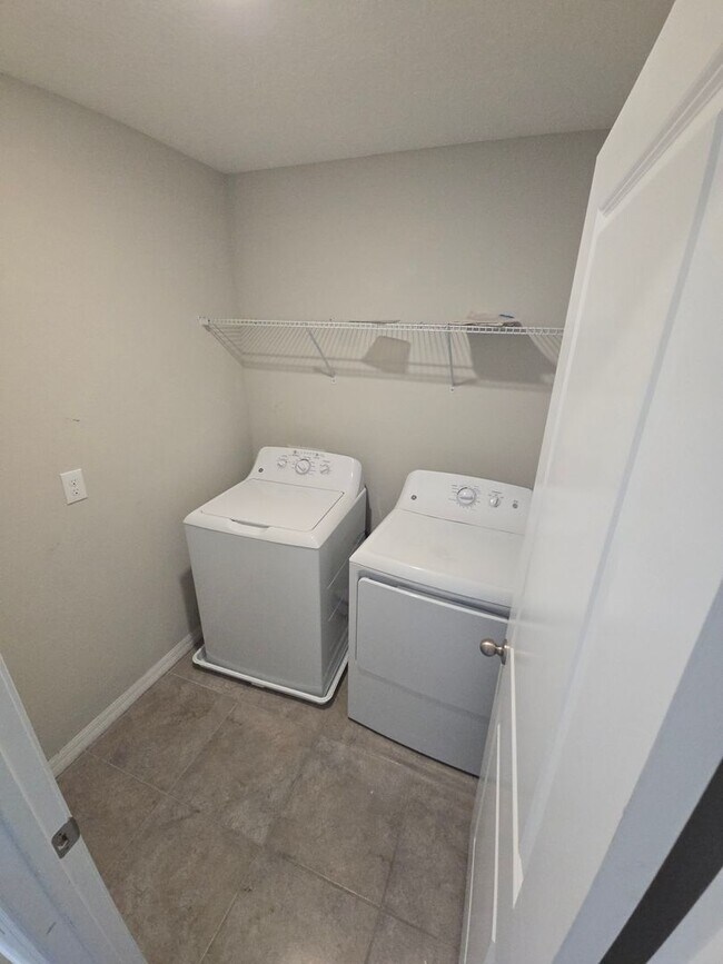 Building Photo - Gorgeous 4-Bedroom, 2.5-Bathroom Home in R...