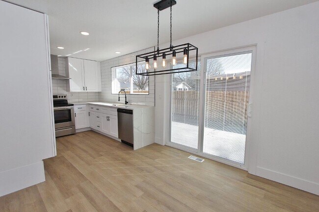 Building Photo - Charming Single-Level Home