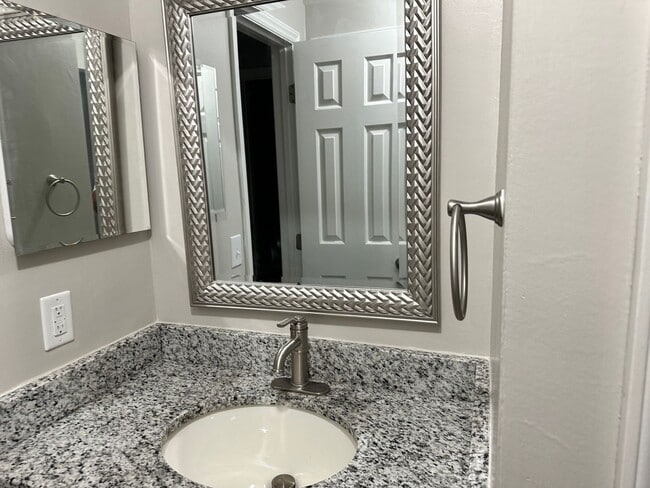 Building Photo - Adorable 2 Bedroom Condo!