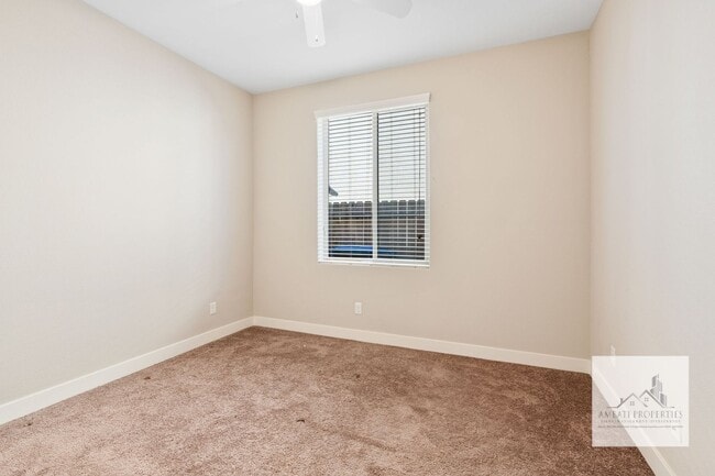 Building Photo - Beautiful Newly 3 Bedroom 2 Bath Home in Madera