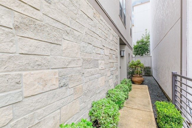 Building Photo - 809 Leavenworth Ave