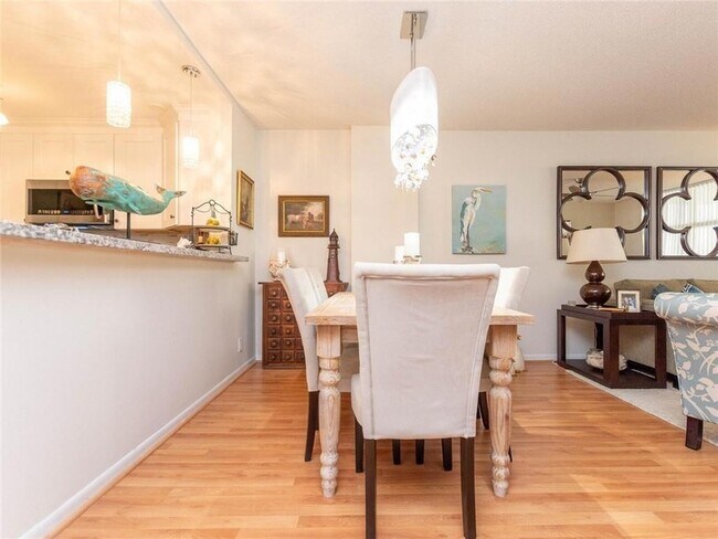 Building Photo - 1147 Hillsboro Mile Unit 209