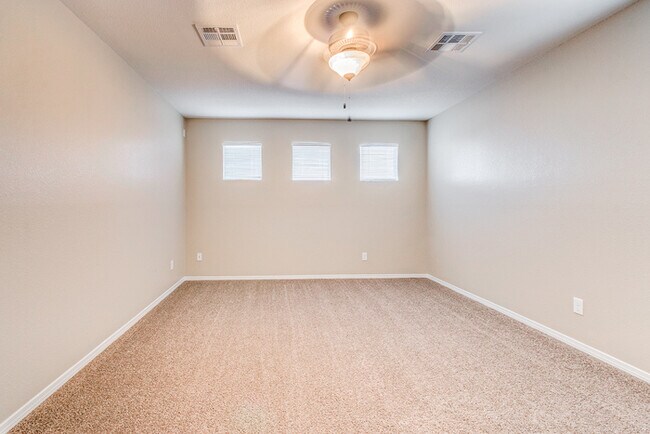 Building Photo - Gorgeous 4 Bedroom Home In Horizon with Refrigerated Air!