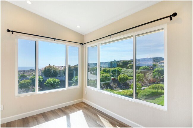 Building Photo - Stunning OCEAN VIEW Condo!