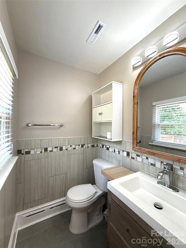 Building Photo - 833 Mohigan St