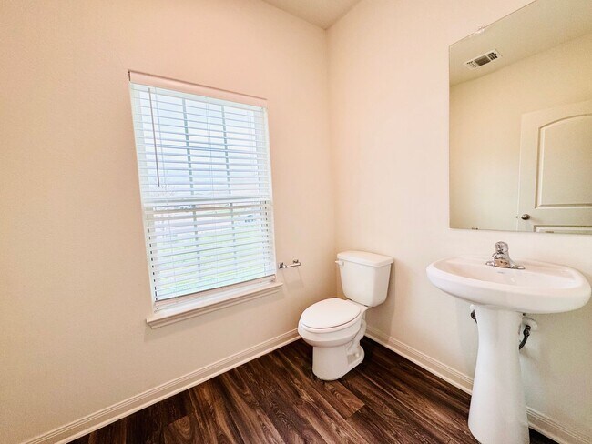 Building Photo - Beautiful Home in Converse!