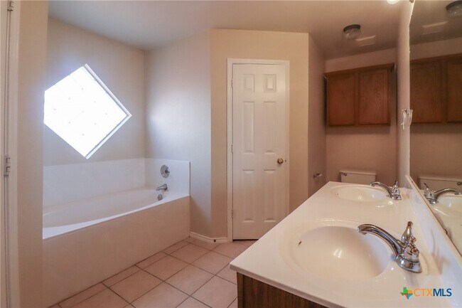 Building Photo - 1805 Lobrecht Ct