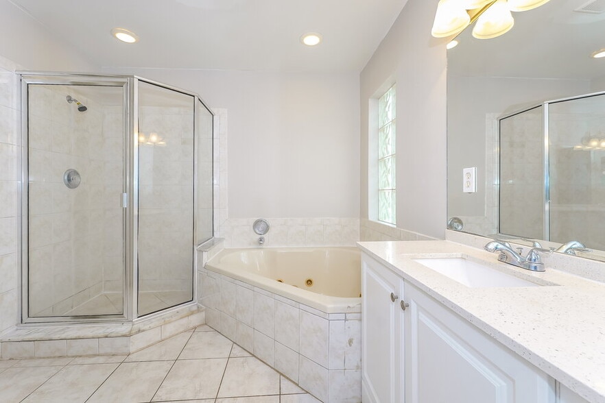 Building Photo - 4124 Pine Hollow Cir