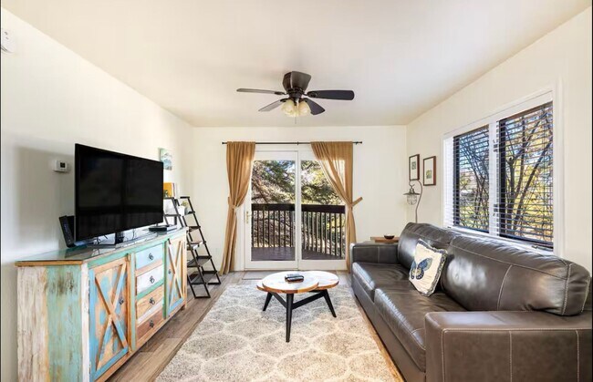 Building Photo - 2645 Valley View Dr