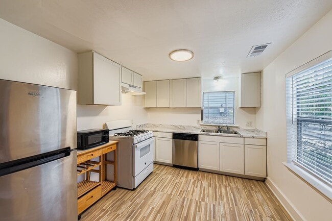 Building Photo - 1209 E 9th St