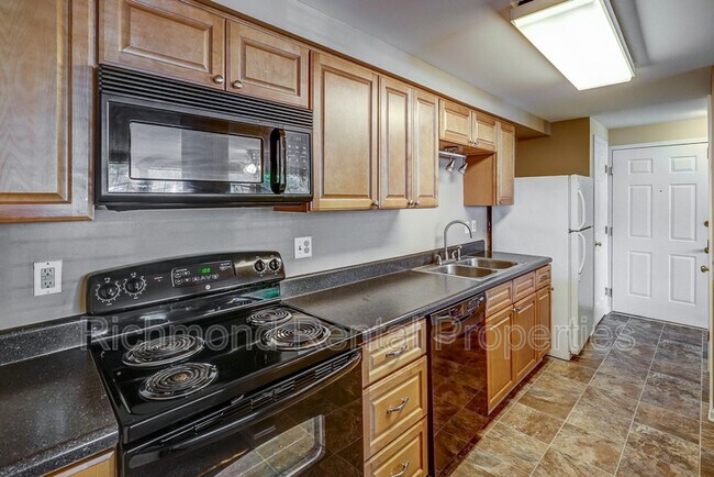 Building Photo - 7600 Roscommon Ct