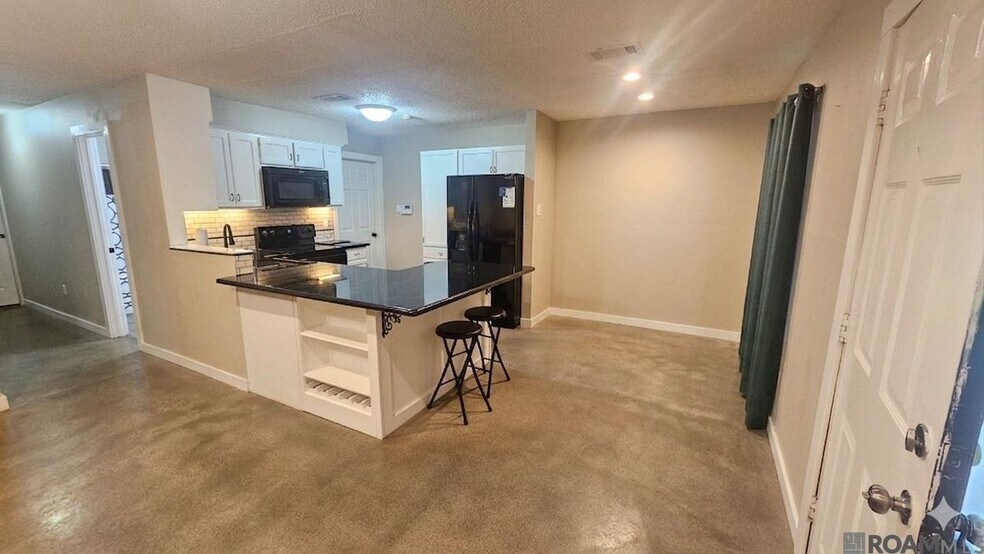 Building Photo - 8708 Montclair St