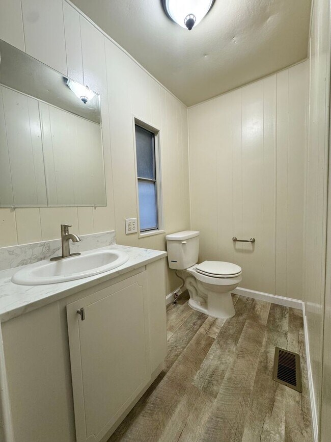 Building Photo - Tranquil Horizons: Just a Short Drive to Town