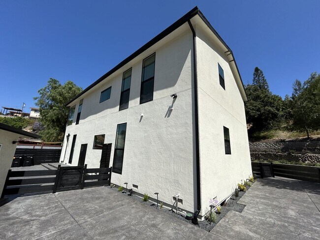 Building Photo - Newly Built 4 bed 2 bath unit (2024)