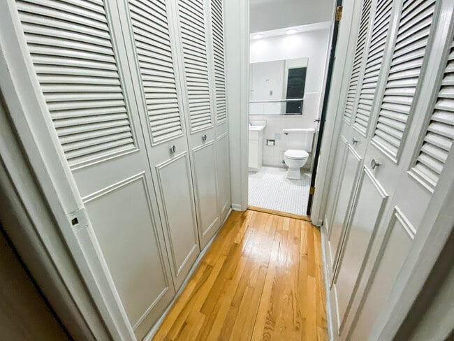 Building Photo - 516 W Melrose St