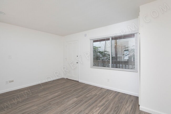 Building Photo - *OPEN HOUSE: 11/29 9-10AM* 1 BR Apartment in Hillcrest with Parking!