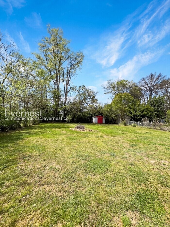 Building Photo - 3233 Southlake Dr