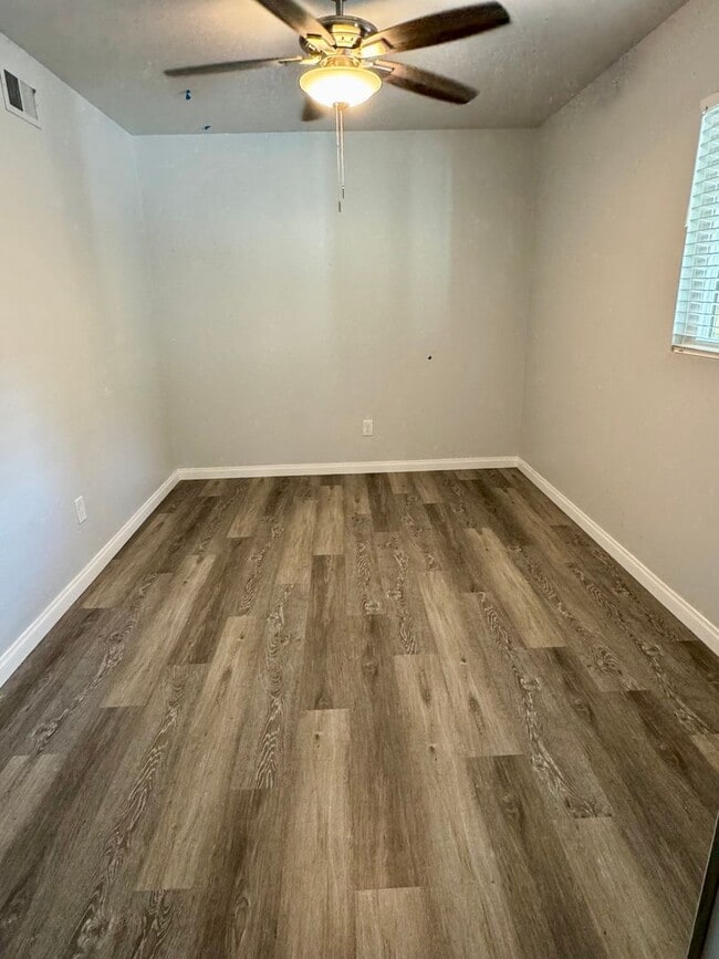 Building Photo - Beautiful 3 Bed/2 Bath Walking Distance fr...