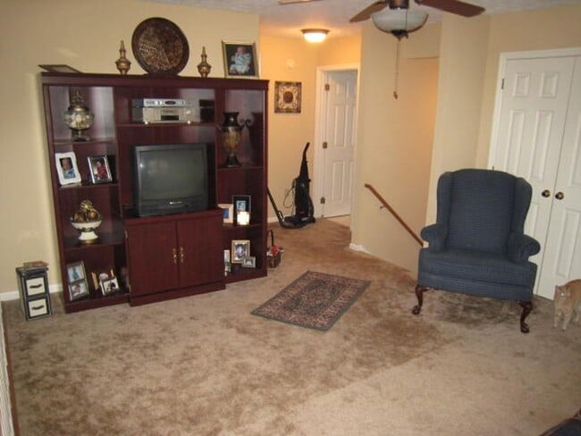 Building Photo - 2 bed + Bonus Room - Great School District...