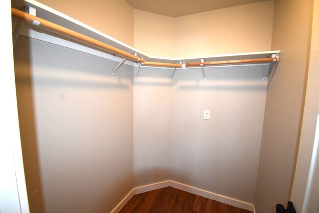 Building Photo - 556-558 Harrison St.