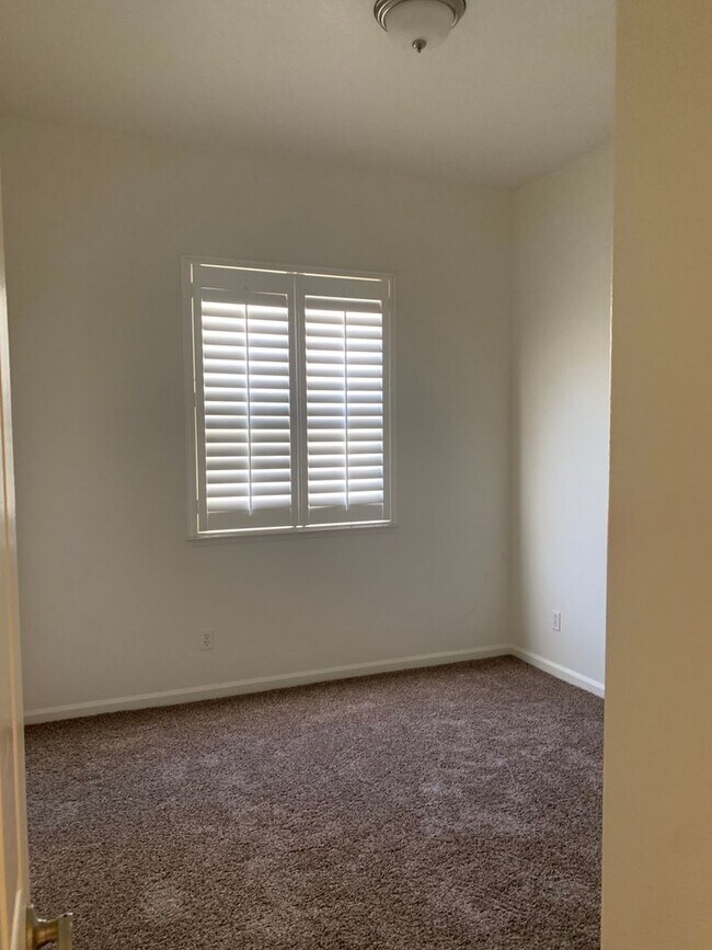 Building Photo - 1235 Paradise Loop