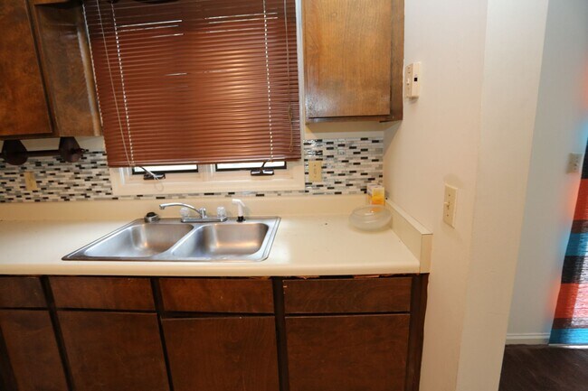 Building Photo - 2 Bedroom near Country Club