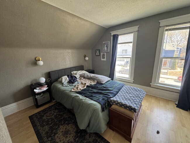 Building Photo - Charming 2-Bed upper Duplex in NE in Minneapolis