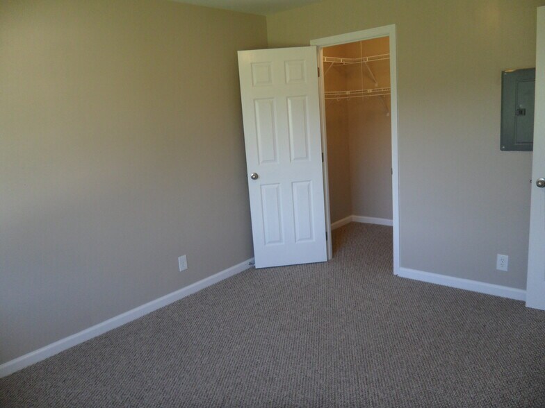 Building Photo - 5526 Humbert Rd