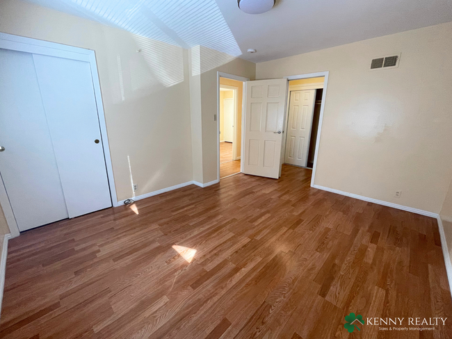 Building Photo - Large 3 Bedroom, 2 Bathroom in Daly City