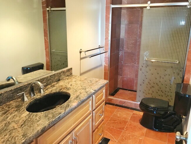 Building Photo - 2-bed, 2-bath Condo with Sweeping Views of City and Space Needle!