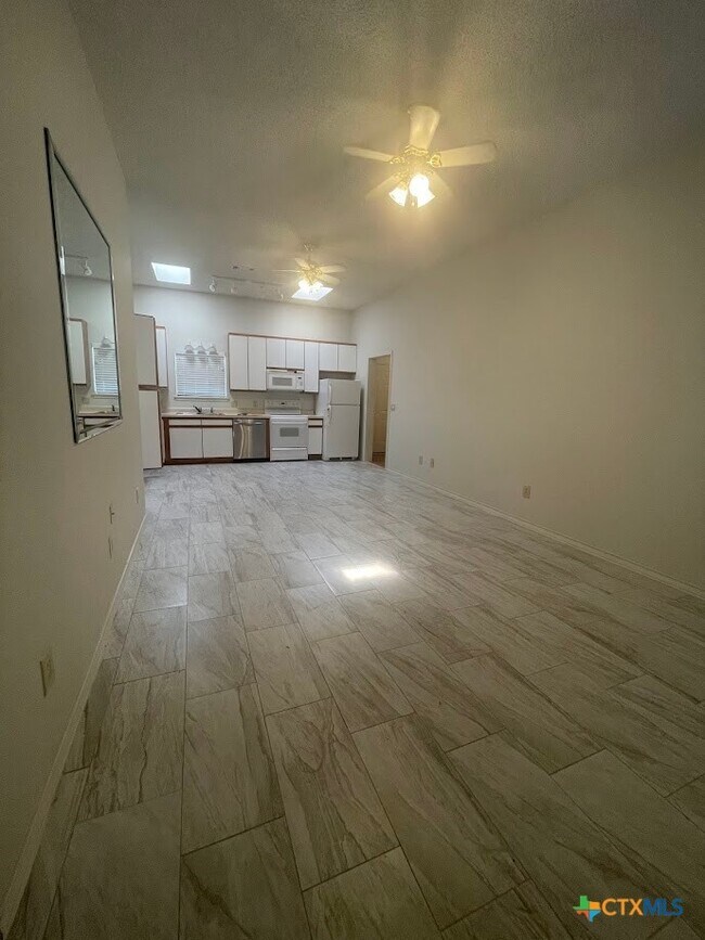 Building Photo - 1375 Canyon Trce