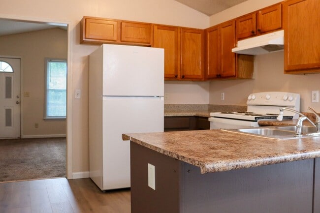 Building Photo - Charming 4 bedroom, 2 bathroom home in Greensboro w lake front views