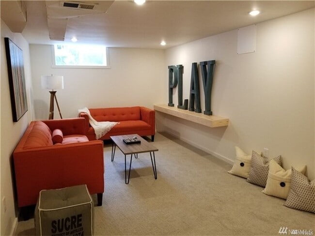 Building Photo - Bellevue 4 bedroom Home in Newport Hills!