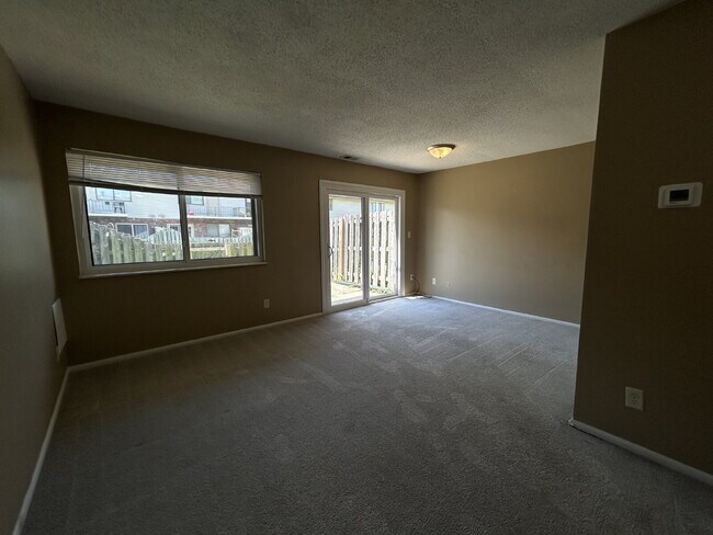 Building Photo - Charming 2-Bed Condo Retreat with 1.5 Baths in Prime Greenwood Location – 1088 Sq Ft of Comfort!