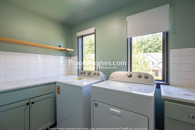 Building Photo - 11774 SE Lincoln Heights St
