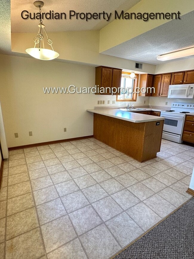 Building Photo - Richfield 2nd Floor Apartment, Very Spacio...