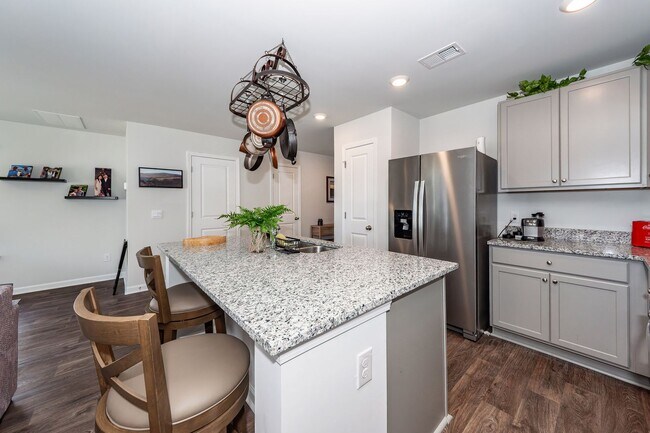 Building Photo - 3 Bedroom, 2.5 Bathroom Townhome in Caroli...