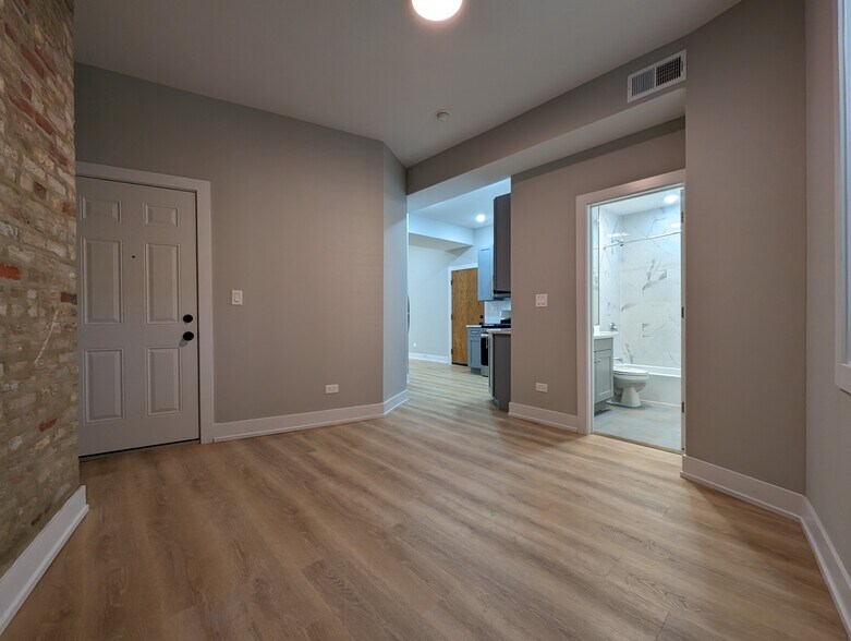 Building Photo - 440 W Belden Ave