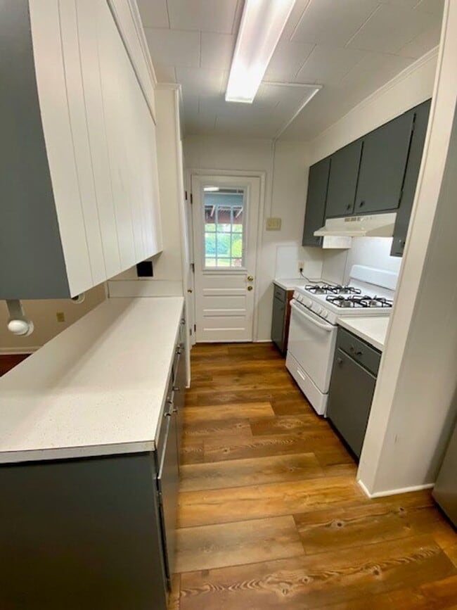 Building Photo - 3 Bedroom Home on Large Lot!