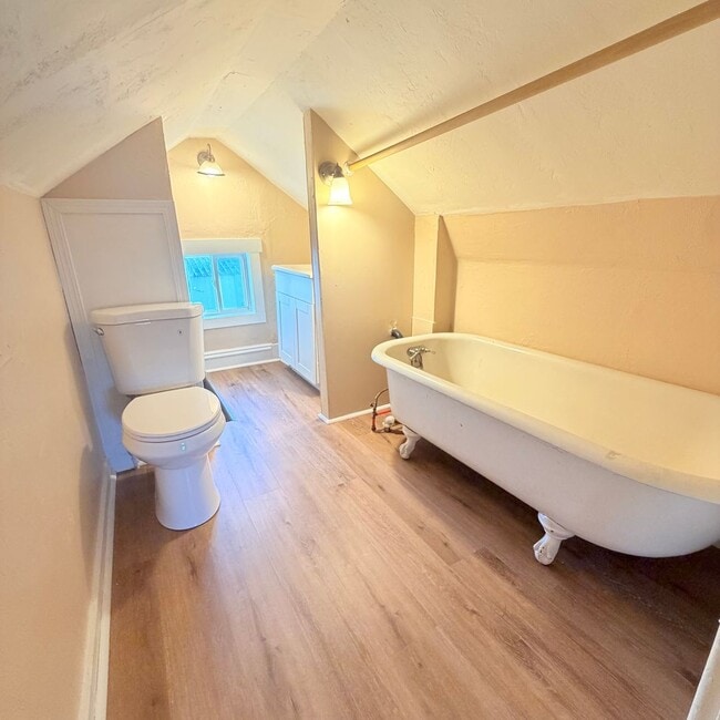 Building Photo - 2216 N Oak St