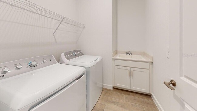 Building Photo - 7949 Lakes Edge Ln