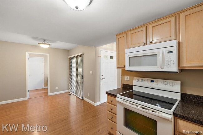 Building Photo - 5652 Drake Hollow Dr E