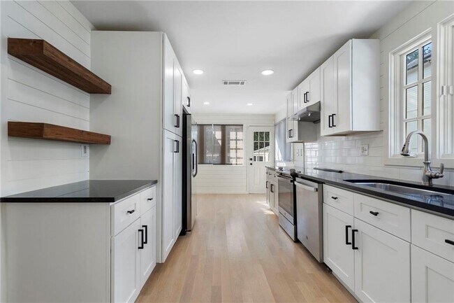 Building Photo - 2512 Brookwood Dr NE