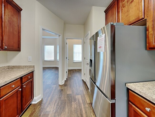 Building Photo - Beautiful 6 Bedroom Home located in Hampton!