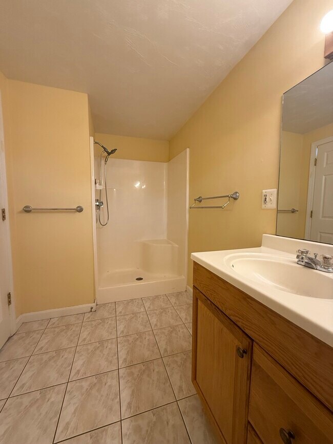 Building Photo - 7 Chequeset Rd