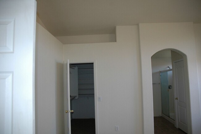 Building Photo - Spacious 3 bedroom, 2.5 bathroom