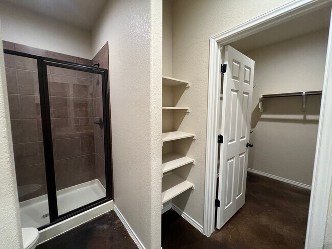 Building Photo - Luxury 3/2 duplex in great New Braunfels N...