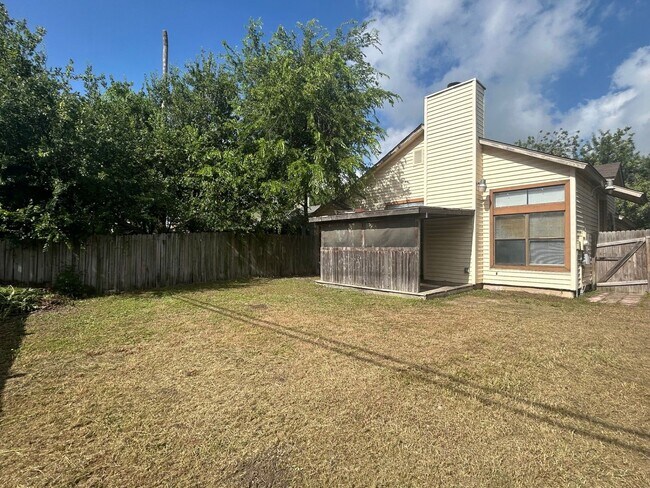 Building Photo - AVAILABLE NOW 4 BED/ 2 BA HOUSE FOR RENT! LP 1604/PUE RD