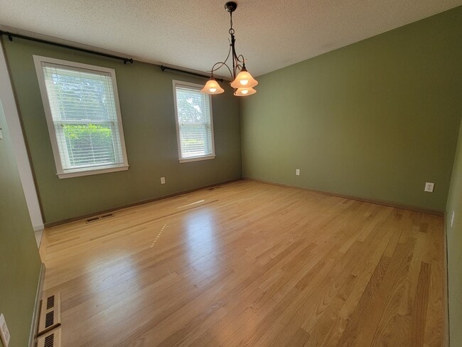 Building Photo - Beautiful Single-Family Home Litchfield NH for Rent